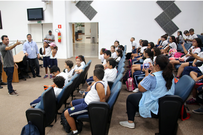 Alunos da rede municipal têm ‘aula de cidadania’ no Parlamento 26 de Março