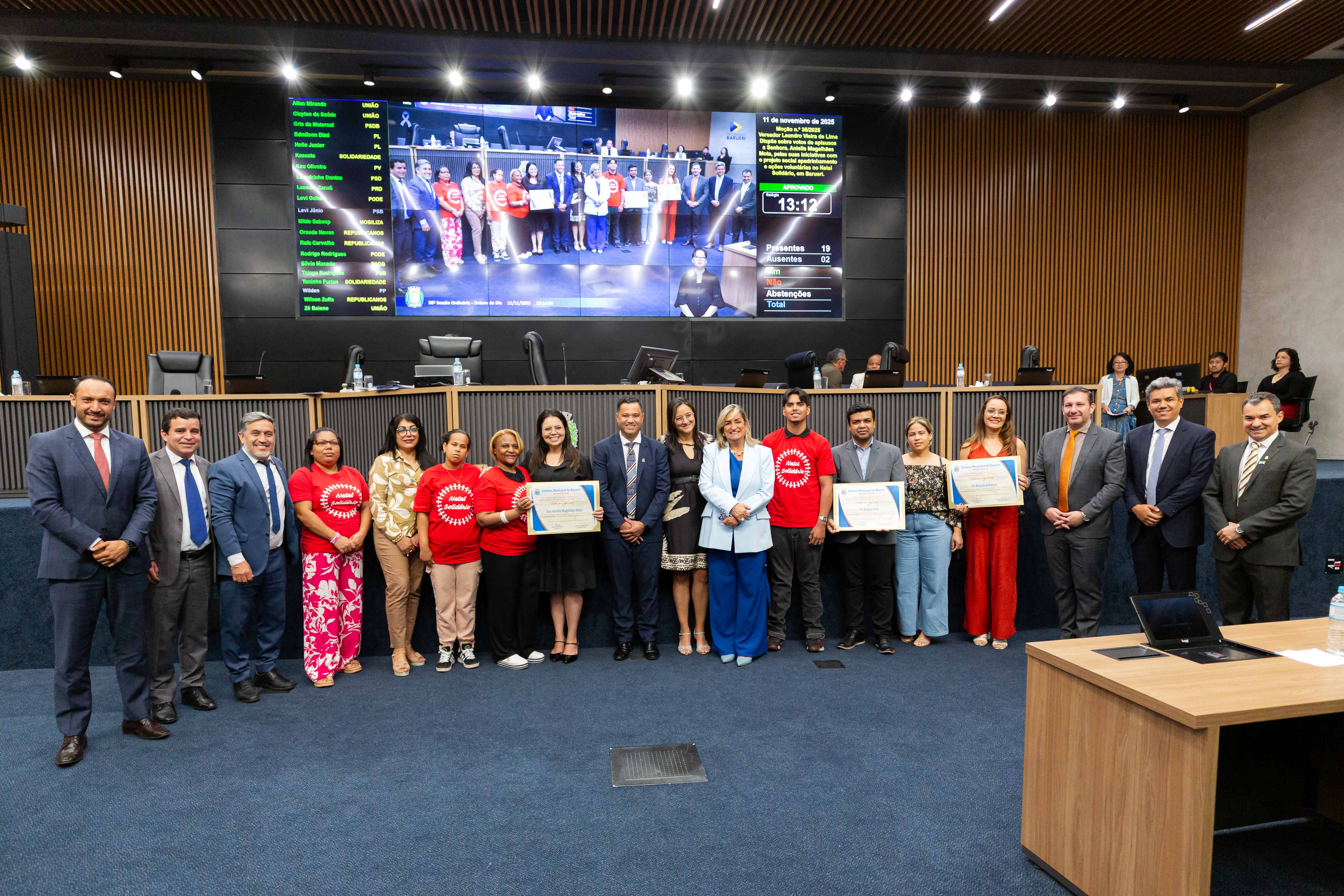 Câmara presta homenagem à trabalhadora voluntária