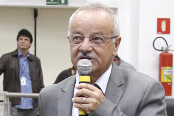 Chico Vilela pede recapeamento asfáltico na Vila São Luiz