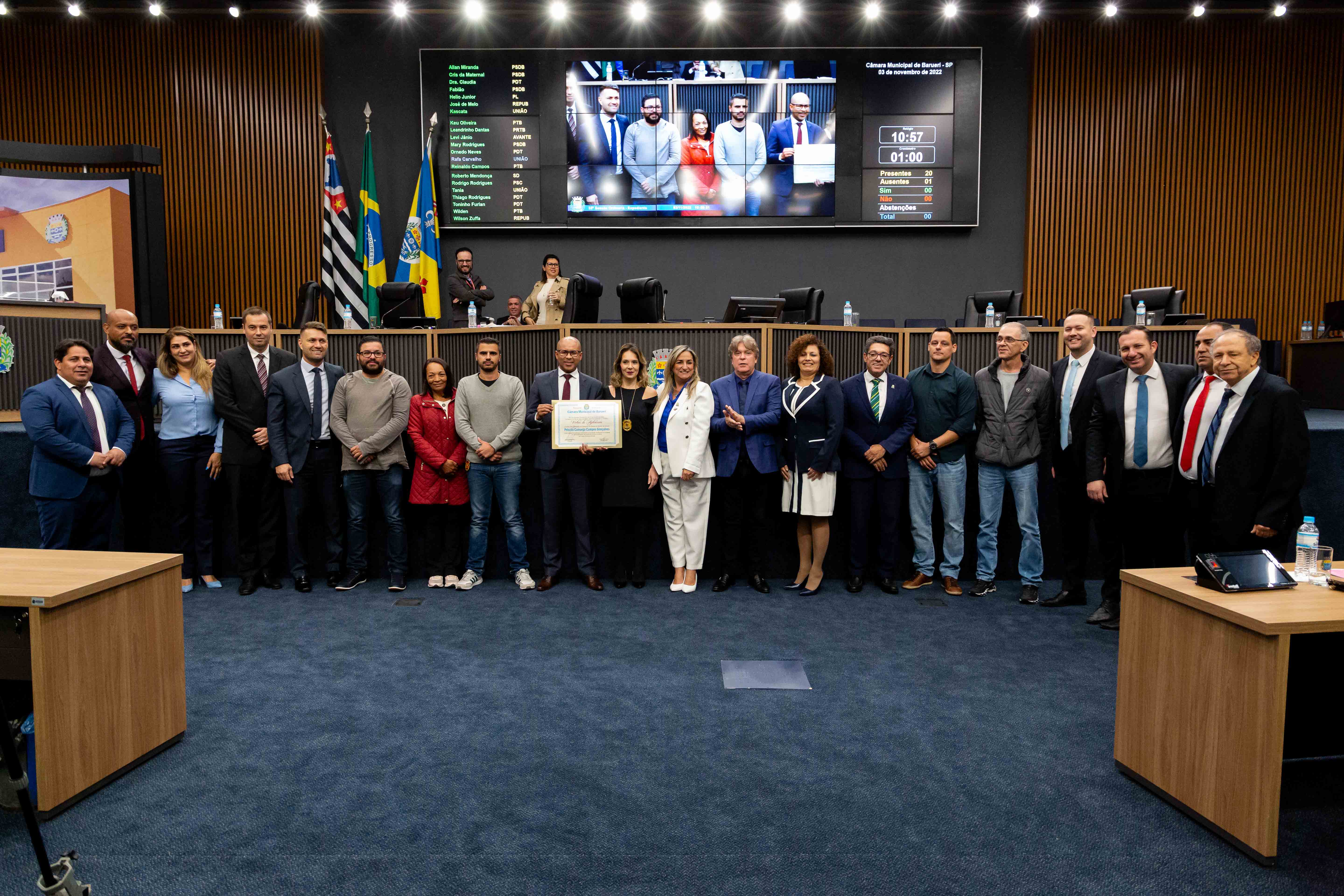 Delegada de defesa da mulher recebe homenagem na Câmara