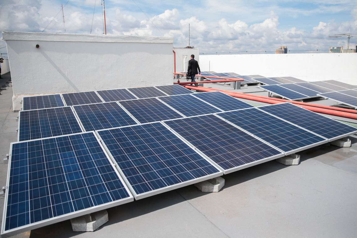 Energia solar e captação de água da chuva são obrigatórias em prédios públicos