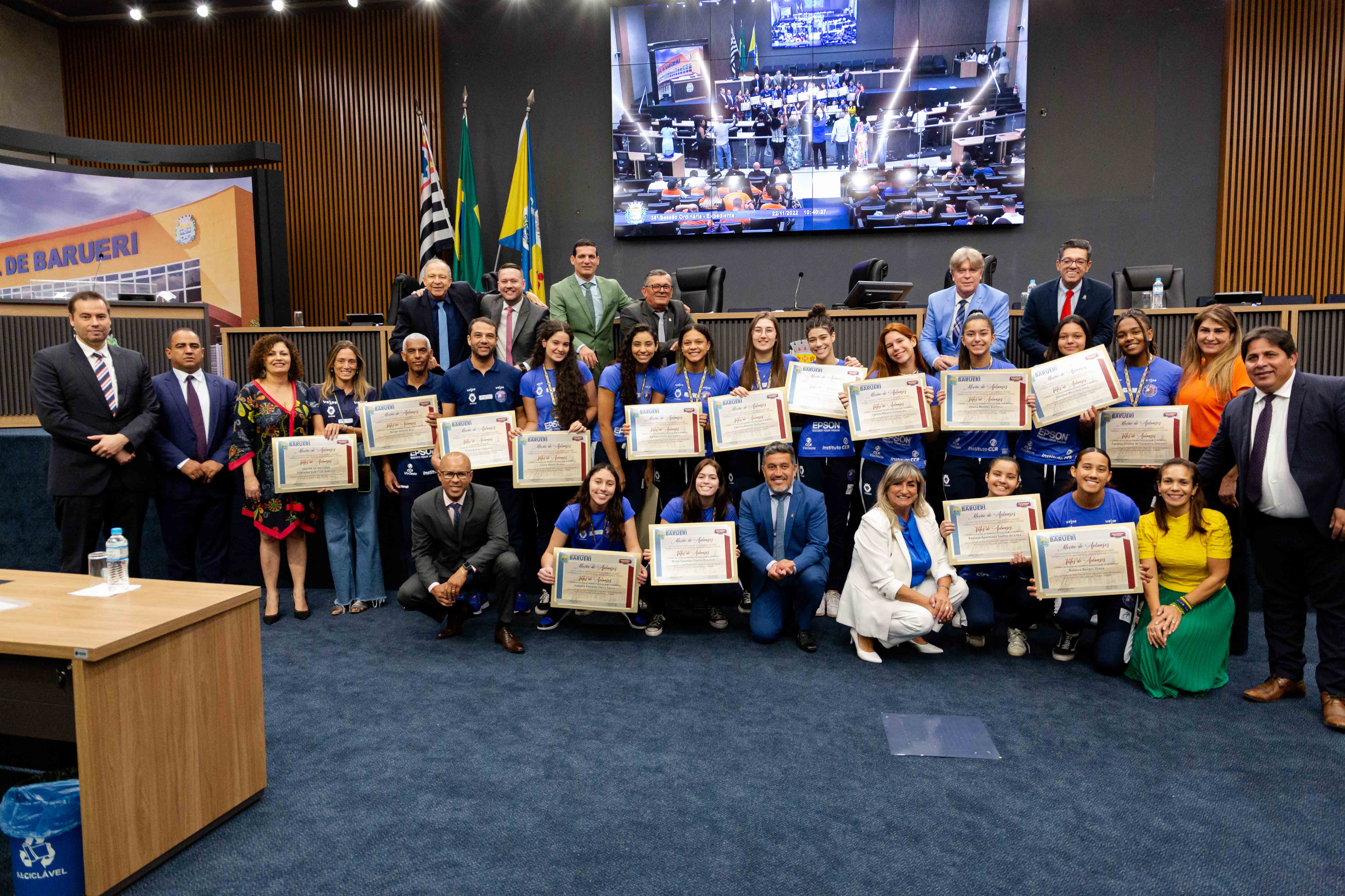 Equipe de vôlei recebe homenagem por título conquistado