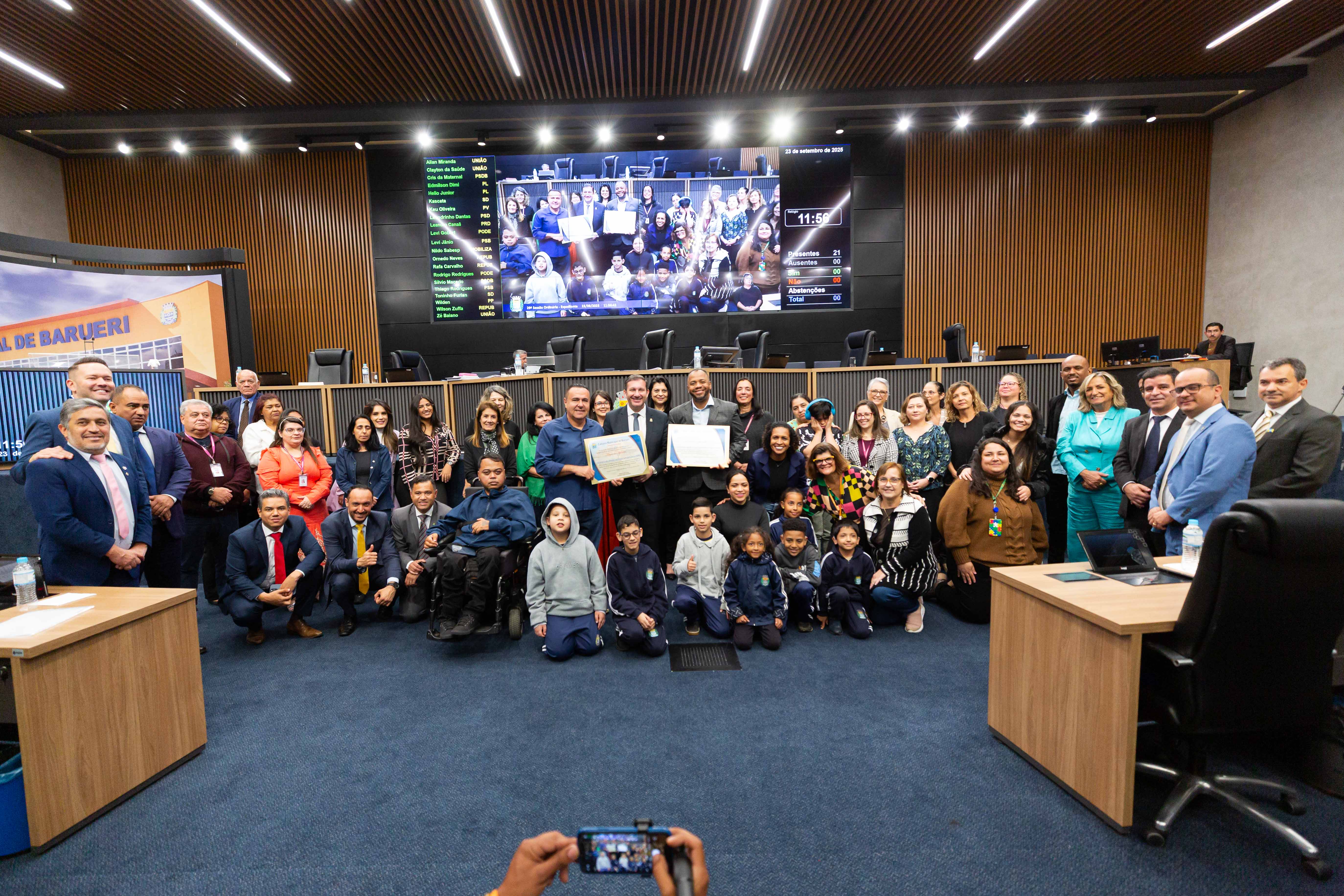Escola Raposo Tavares e Secretaria recebem homenagem por trabalho de inclusão