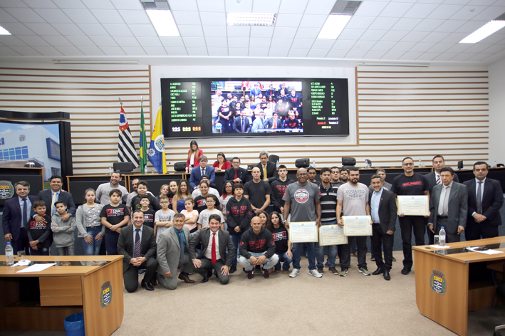 Parlamentares prestam homenagem a equipe de jiu-jitsu