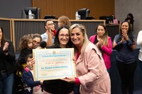 Professora de LIBRAS é homenageada na Câmara de Barueri