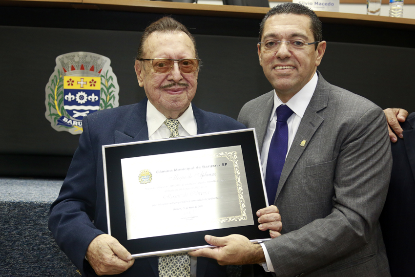 Reinaldo presta homenagem a Roque de Oliveira