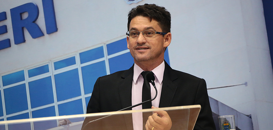 Robertinho indica que escola municipal passe a funcionar como FIEB