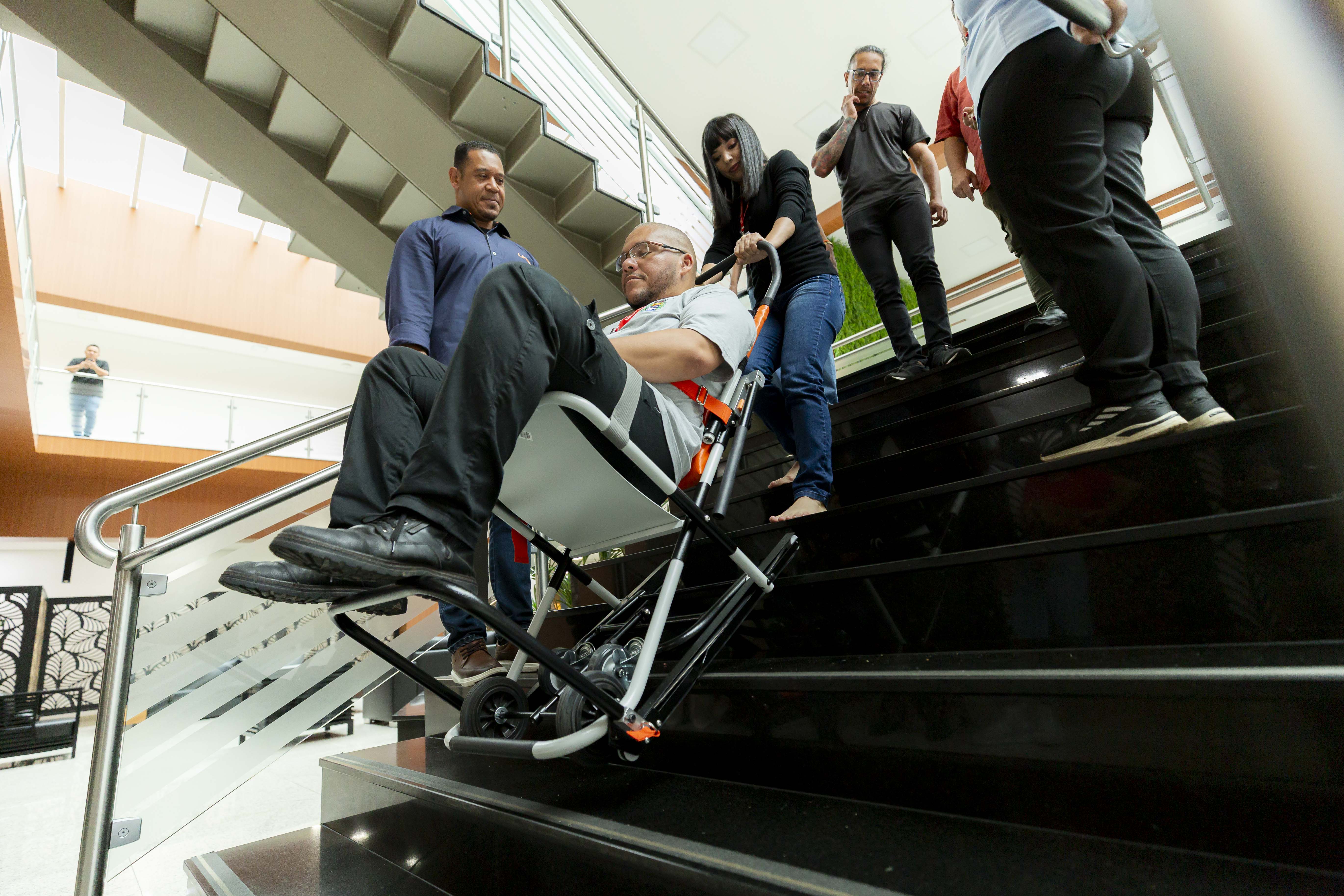 Servidores aprendem a usar cadeiras para socorro em escada