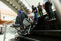 Servidores aprendem a usar cadeiras para socorro em escada