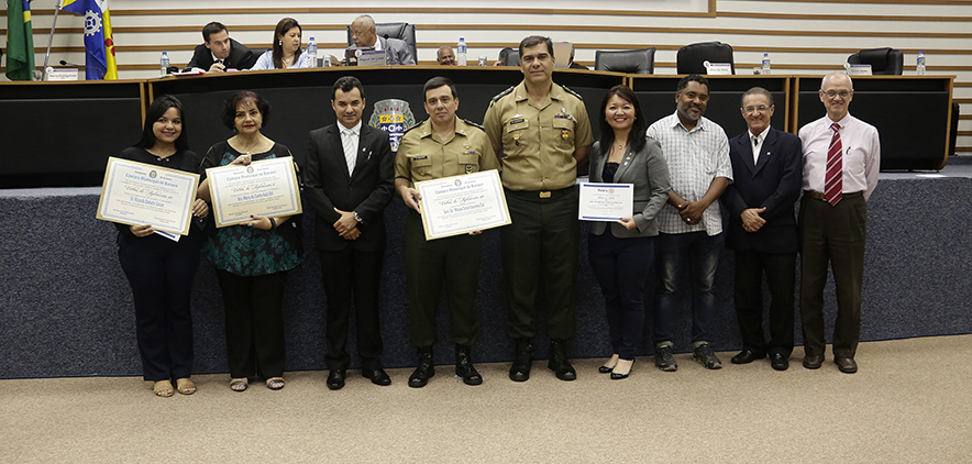 Vereadores entregam moção de aplausos