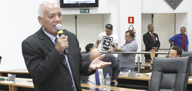 Zé Baiano pede modernização em pontos de ônibus de Barueri